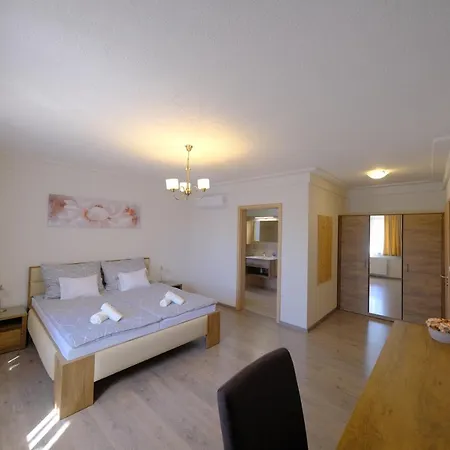 Lauber Bed & Breakfast *